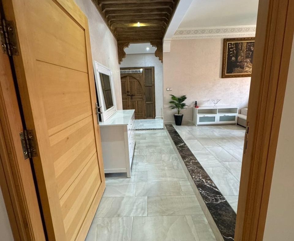 Étage de villa meublé 3 chambres à louer à Isil