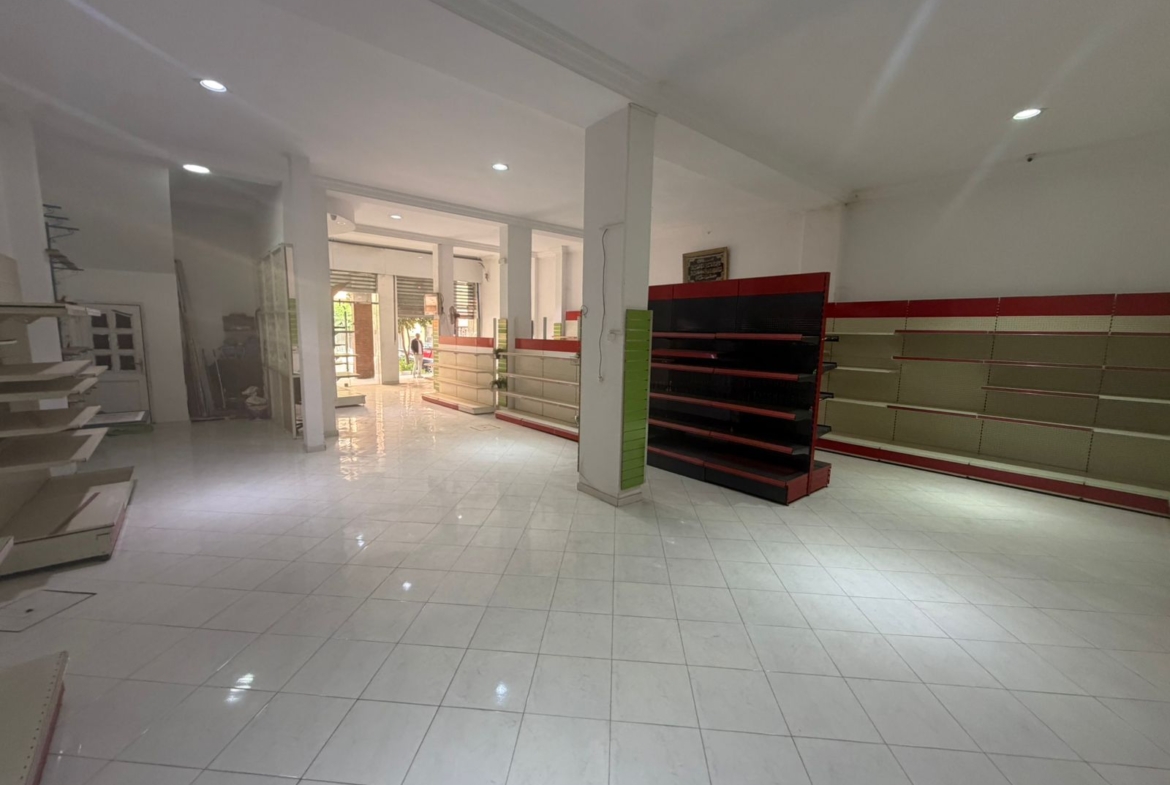 Local commercial Izdihar sur le boulvard