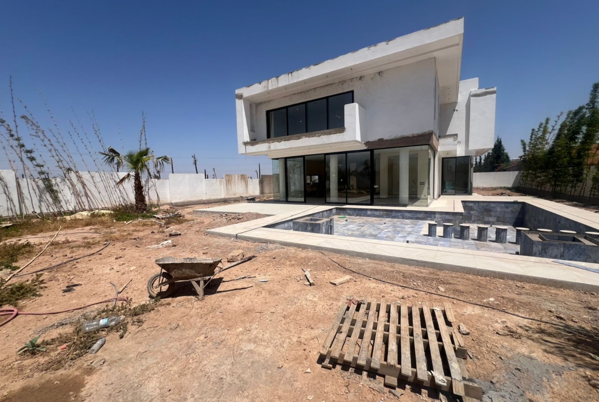 VILLA CONTEMPORAINE DE PRESTIGE À VENDRE