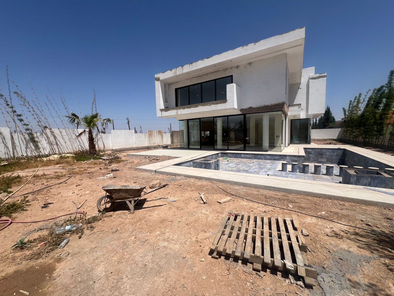 VILLA CONTEMPORAINE DE PRESTIGE À VENDRE