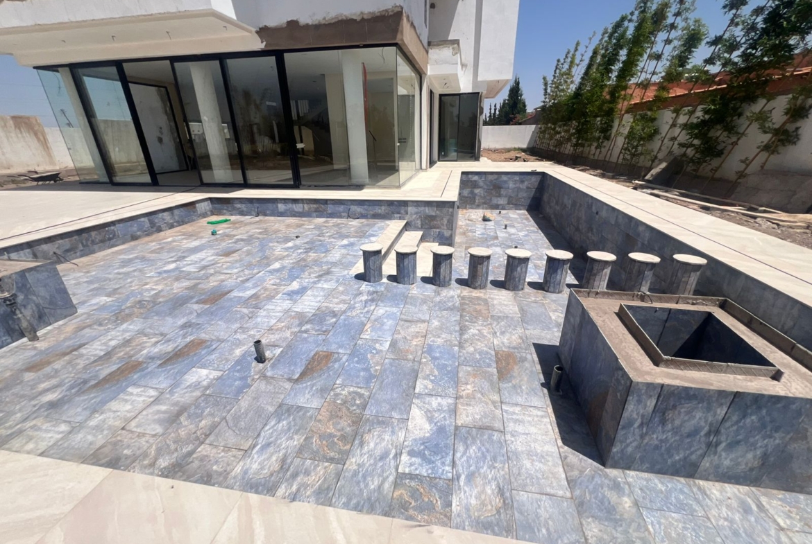 VILLA CONTEMPORAINE DE PRESTIGE À VENDRE