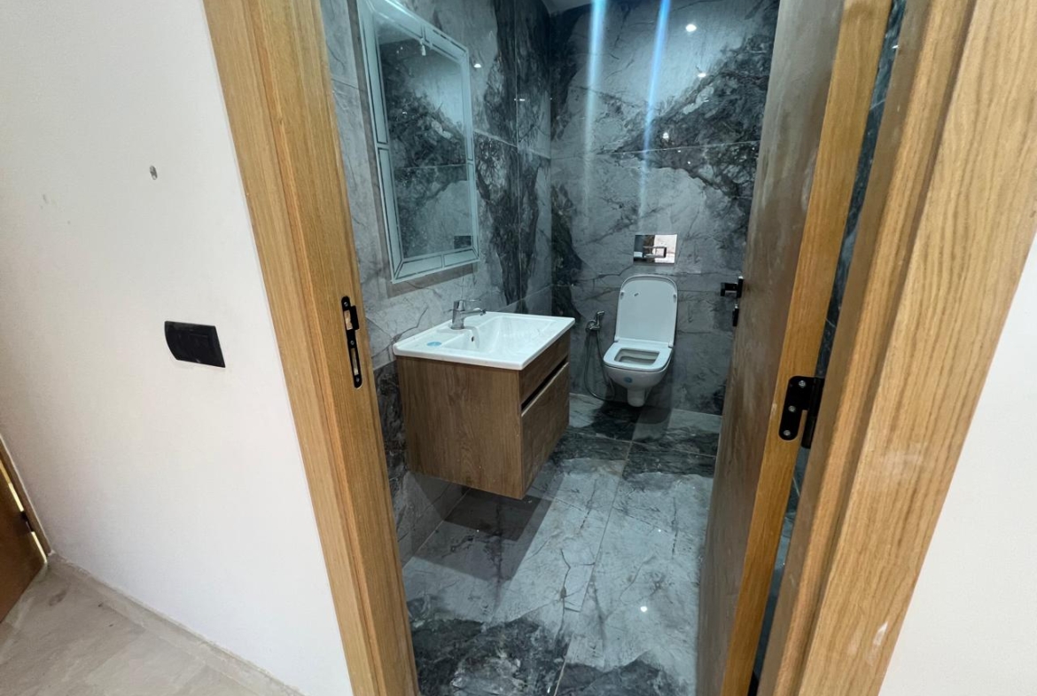 cet appartement Situé dans un immeuble neuf du quartier prisé de Victor Hugo, ce duplex de 146 m² offre un espace de vie spacieux et lumineux avec de belles perspectives.