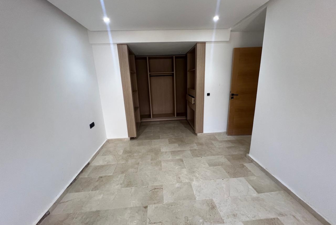 cet appartement Situé dans un immeuble neuf du quartier prisé de Victor Hugo, ce duplex de 146 m² offre un espace de vie spacieux et lumineux avec de belles perspectives.