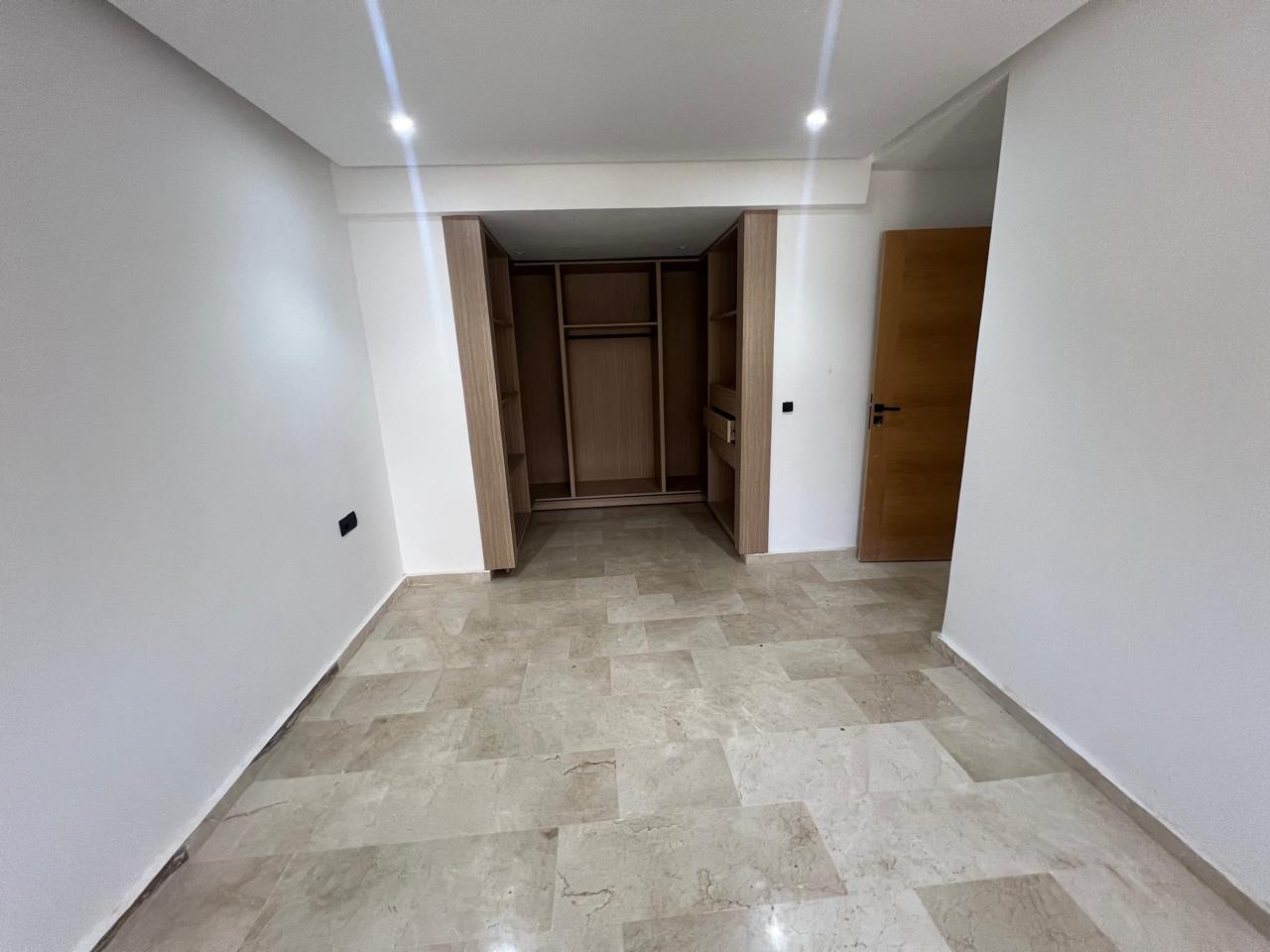 cet appartement Situé dans un immeuble neuf du quartier prisé de Victor Hugo, ce duplex de 146 m² offre un espace de vie spacieux et lumineux avec de belles perspectives.
