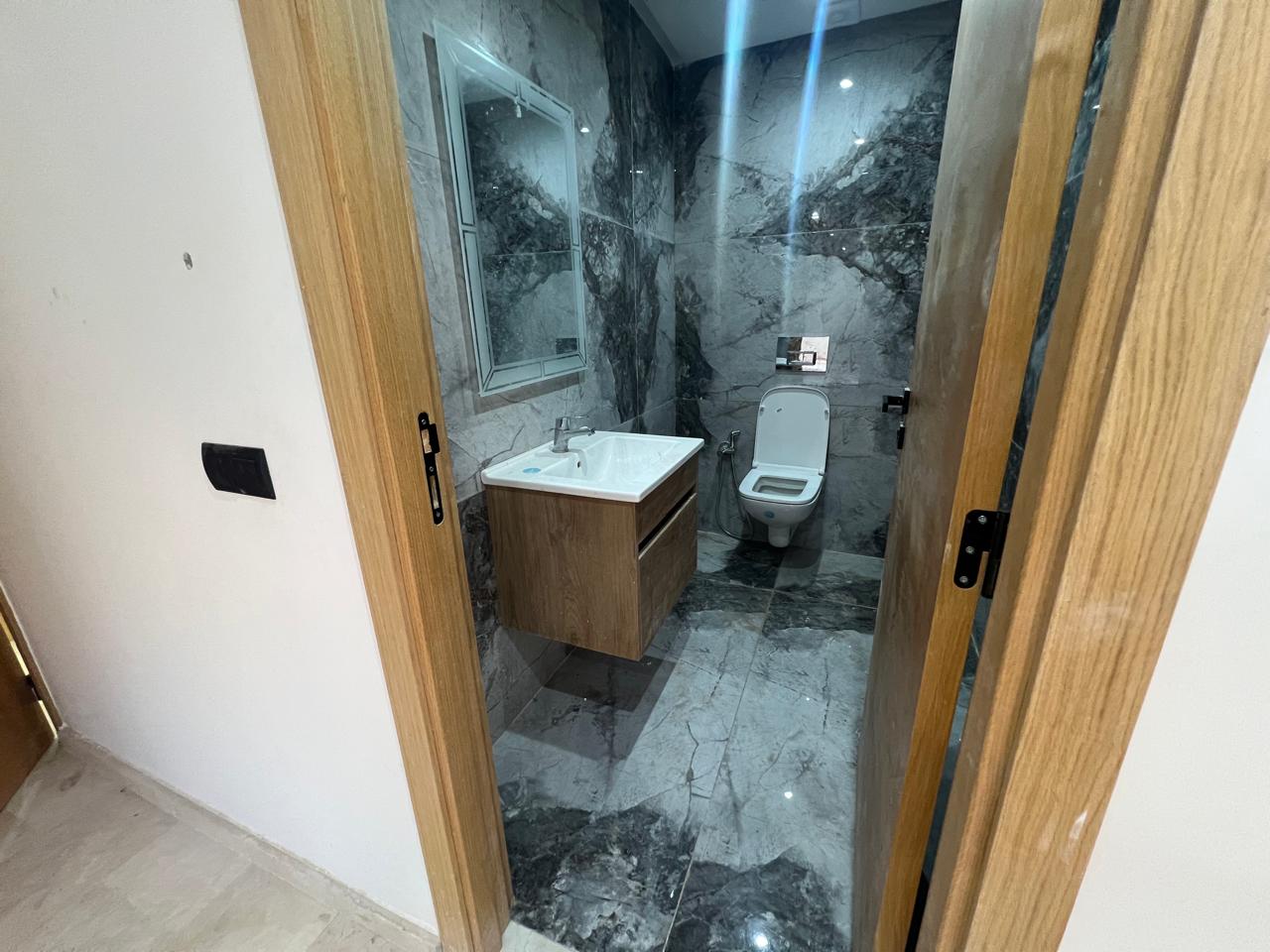 cet appartement Situé dans un immeuble neuf du quartier prisé de Victor Hugo, ce duplex de 146 m² offre un espace de vie spacieux et lumineux avec de belles perspectives.