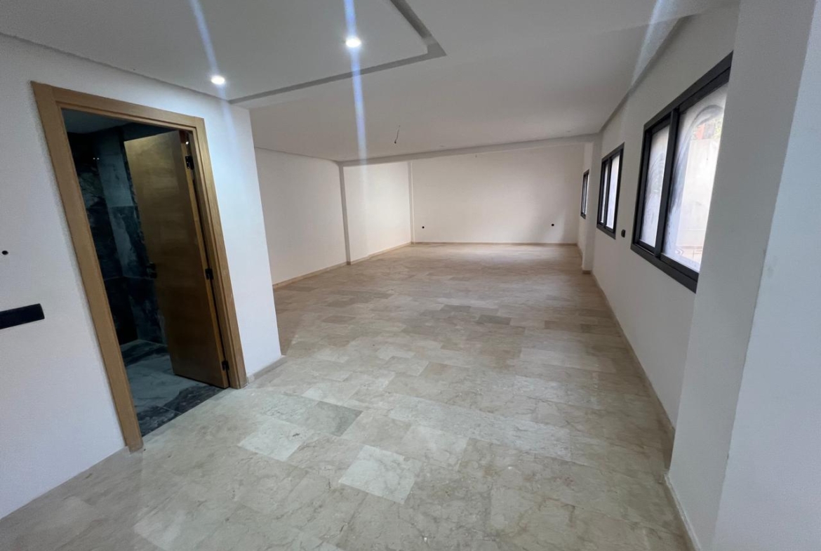 cet appartement Situé dans un immeuble neuf du quartier prisé de Victor Hugo, ce duplex de 146 m² offre un espace de vie spacieux et lumineux avec de belles perspectives.