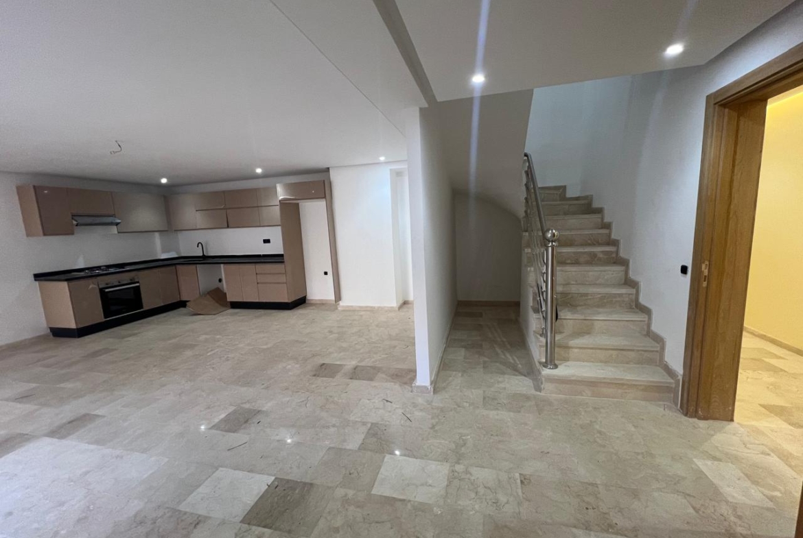 cet appartement Situé dans un immeuble neuf du quartier prisé de Victor Hugo, ce duplex de 146 m² offre un espace de vie spacieux et lumineux avec de belles perspectives.