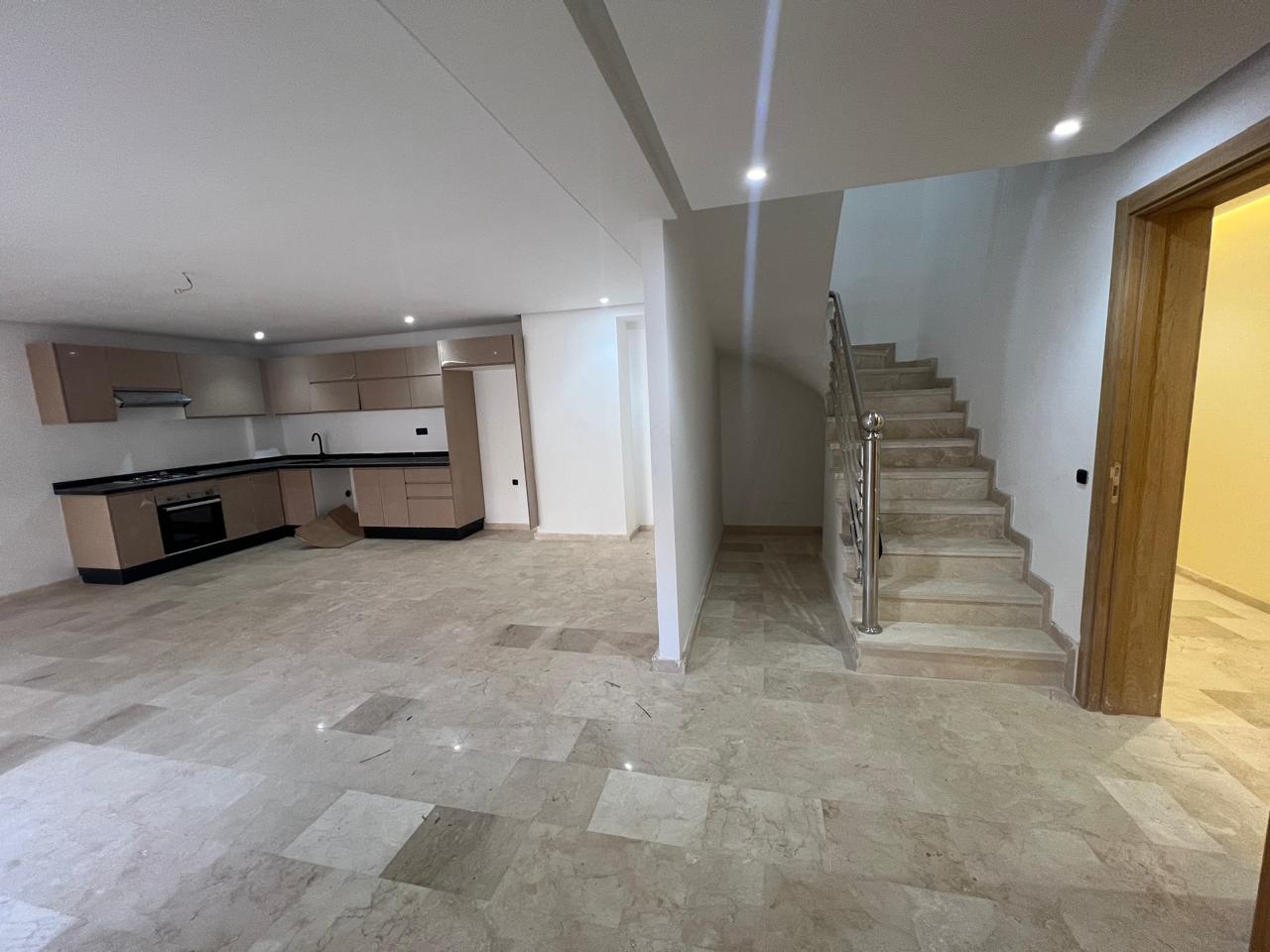 cet appartement Situé dans un immeuble neuf du quartier prisé de Victor Hugo, ce duplex de 146 m² offre un espace de vie spacieux et lumineux avec de belles perspectives.