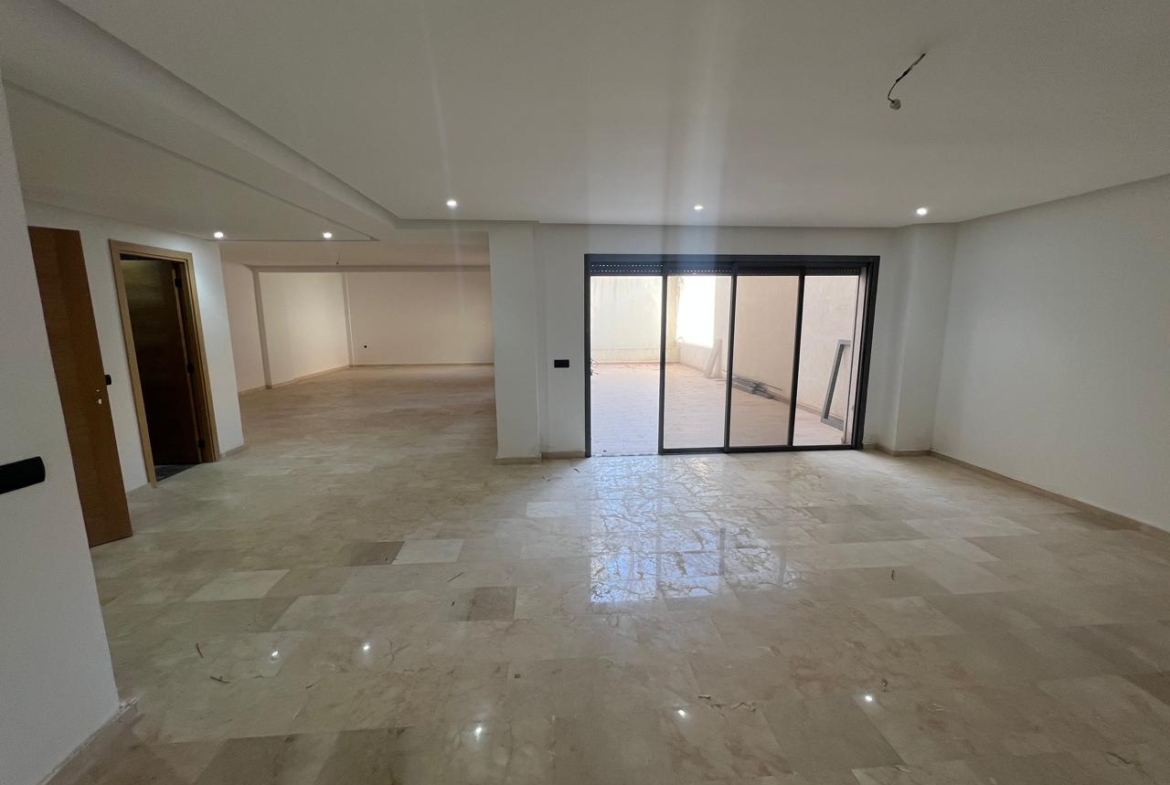 cet appartement Situé dans un immeuble neuf du quartier prisé de Victor Hugo, ce duplex de 146 m² offre un espace de vie spacieux et lumineux avec de belles perspectives.