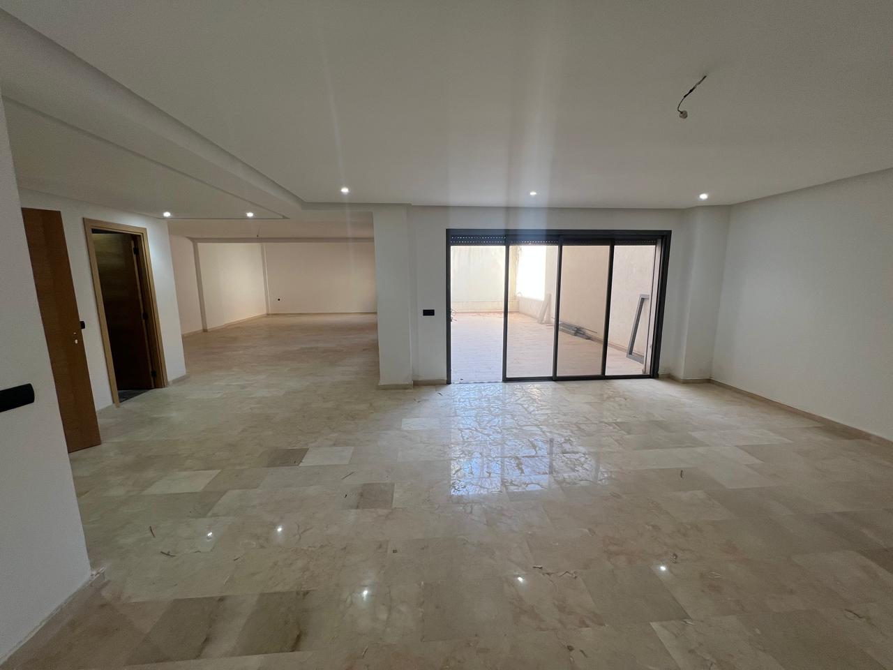 cet appartement Situé dans un immeuble neuf du quartier prisé de Victor Hugo, ce duplex de 146 m² offre un espace de vie spacieux et lumineux avec de belles perspectives.