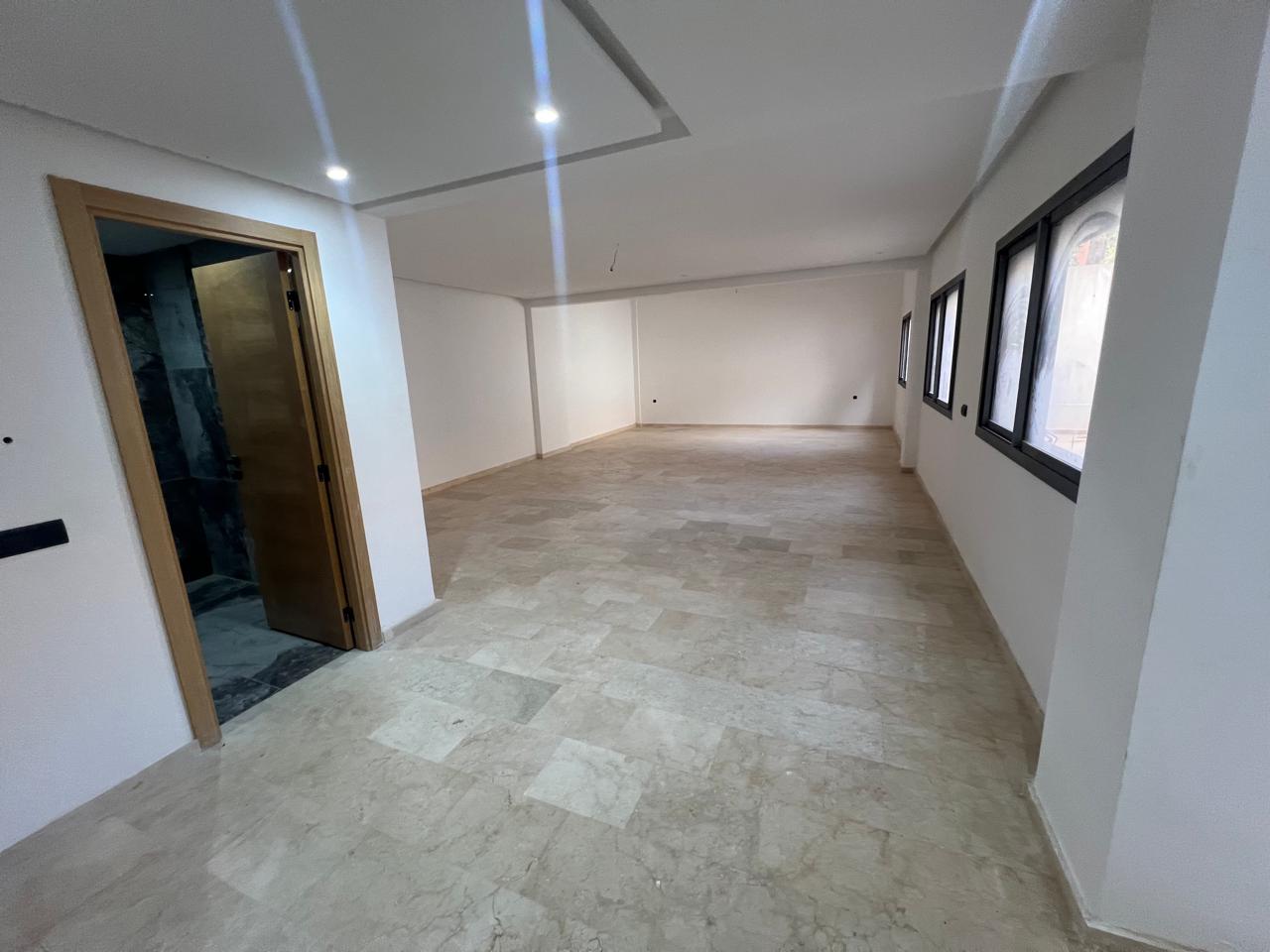 cet appartement Situé dans un immeuble neuf du quartier prisé de Victor Hugo, ce duplex de 146 m² offre un espace de vie spacieux et lumineux avec de belles perspectives.