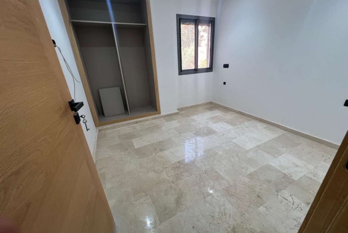 cet appartement Situé dans un immeuble neuf du quartier prisé de Victor Hugo, ce duplex de 146 m² offre un espace de vie spacieux et lumineux avec de belles perspectives.