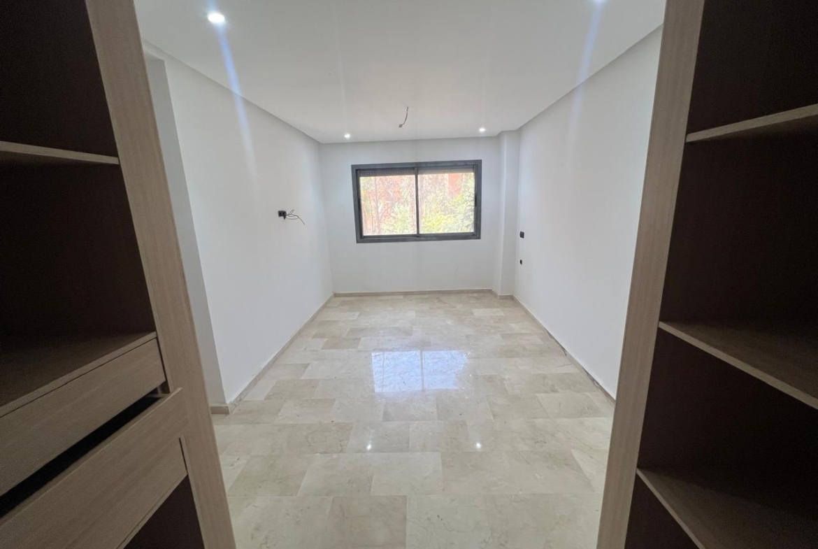 cet appartement Situé dans un immeuble neuf du quartier prisé de Victor Hugo, ce duplex de 146 m² offre un espace de vie spacieux et lumineux avec de belles perspectives.