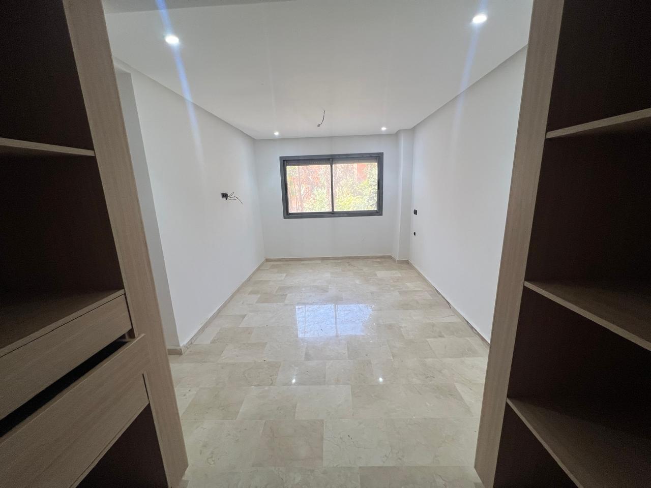 cet appartement Situé dans un immeuble neuf du quartier prisé de Victor Hugo, ce duplex de 146 m² offre un espace de vie spacieux et lumineux avec de belles perspectives.
