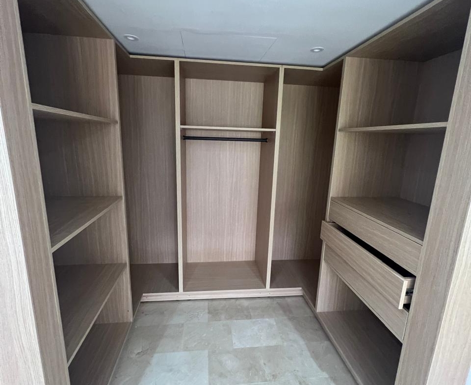 cet appartement Situé dans un immeuble neuf du quartier prisé de Victor Hugo, ce duplex de 146 m² offre un espace de vie spacieux et lumineux avec de belles perspectives.