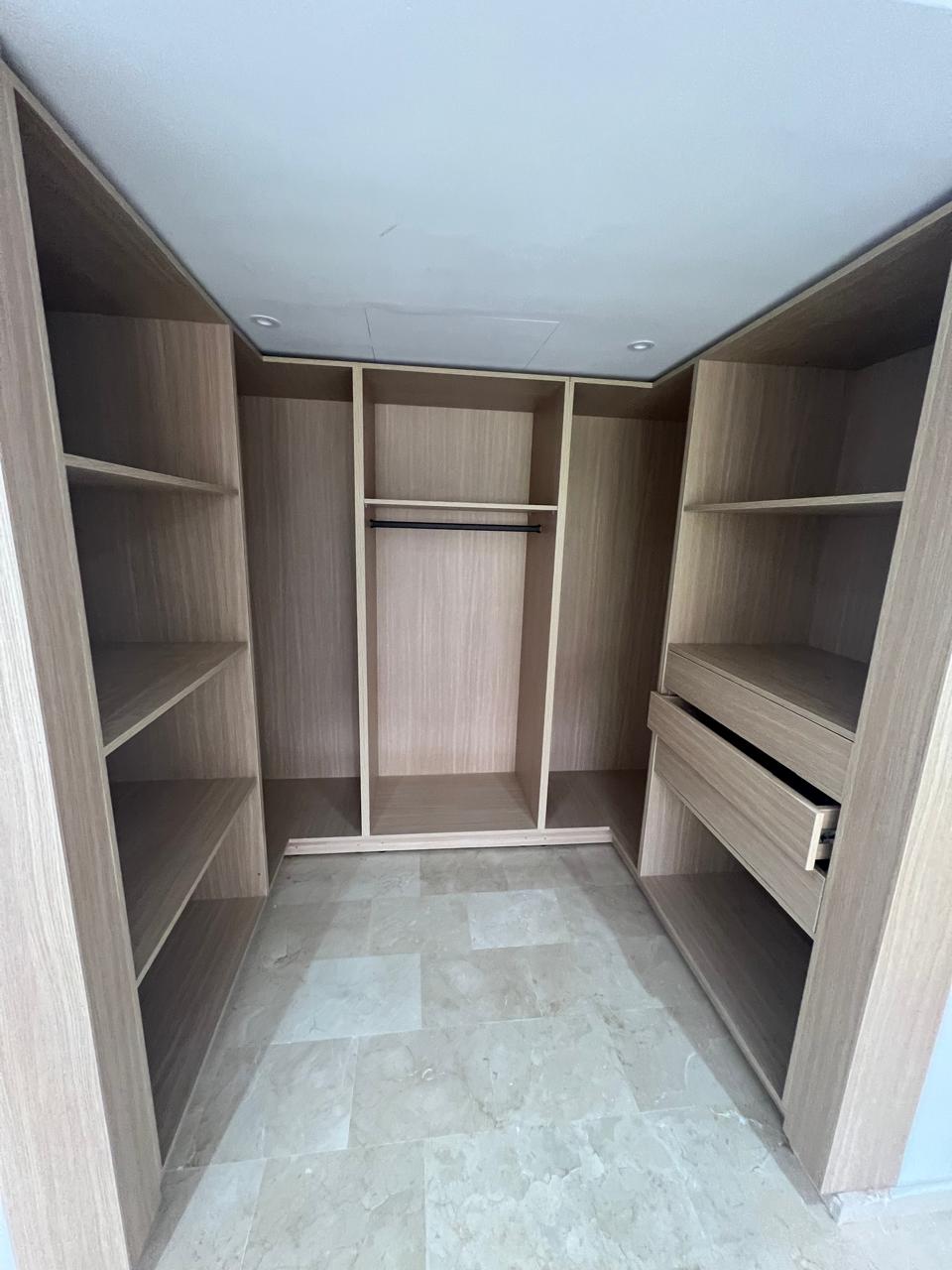 cet appartement Situé dans un immeuble neuf du quartier prisé de Victor Hugo, ce duplex de 146 m² offre un espace de vie spacieux et lumineux avec de belles perspectives.