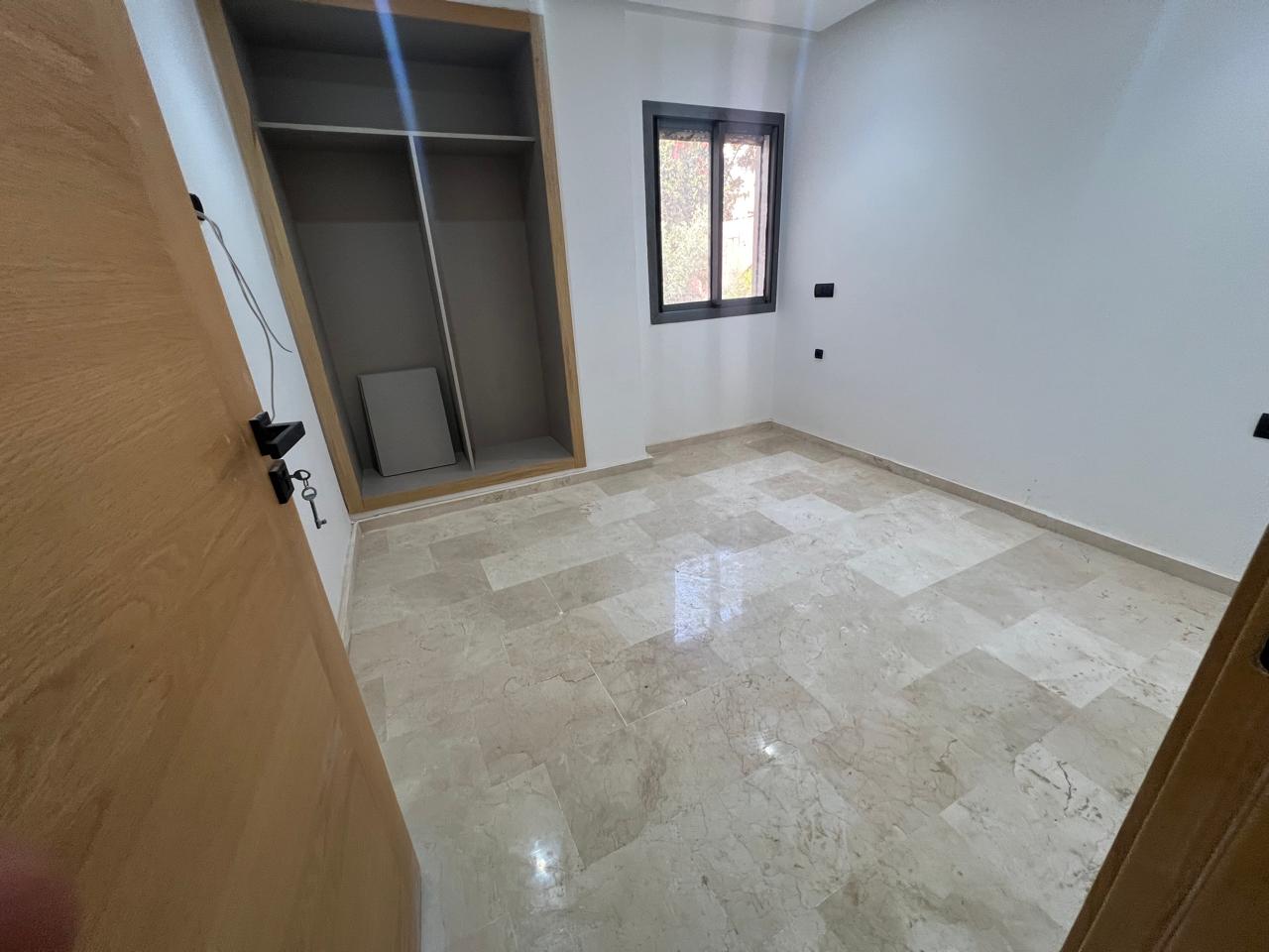 cet appartement Situé dans un immeuble neuf du quartier prisé de Victor Hugo, ce duplex de 146 m² offre un espace de vie spacieux et lumineux avec de belles perspectives.