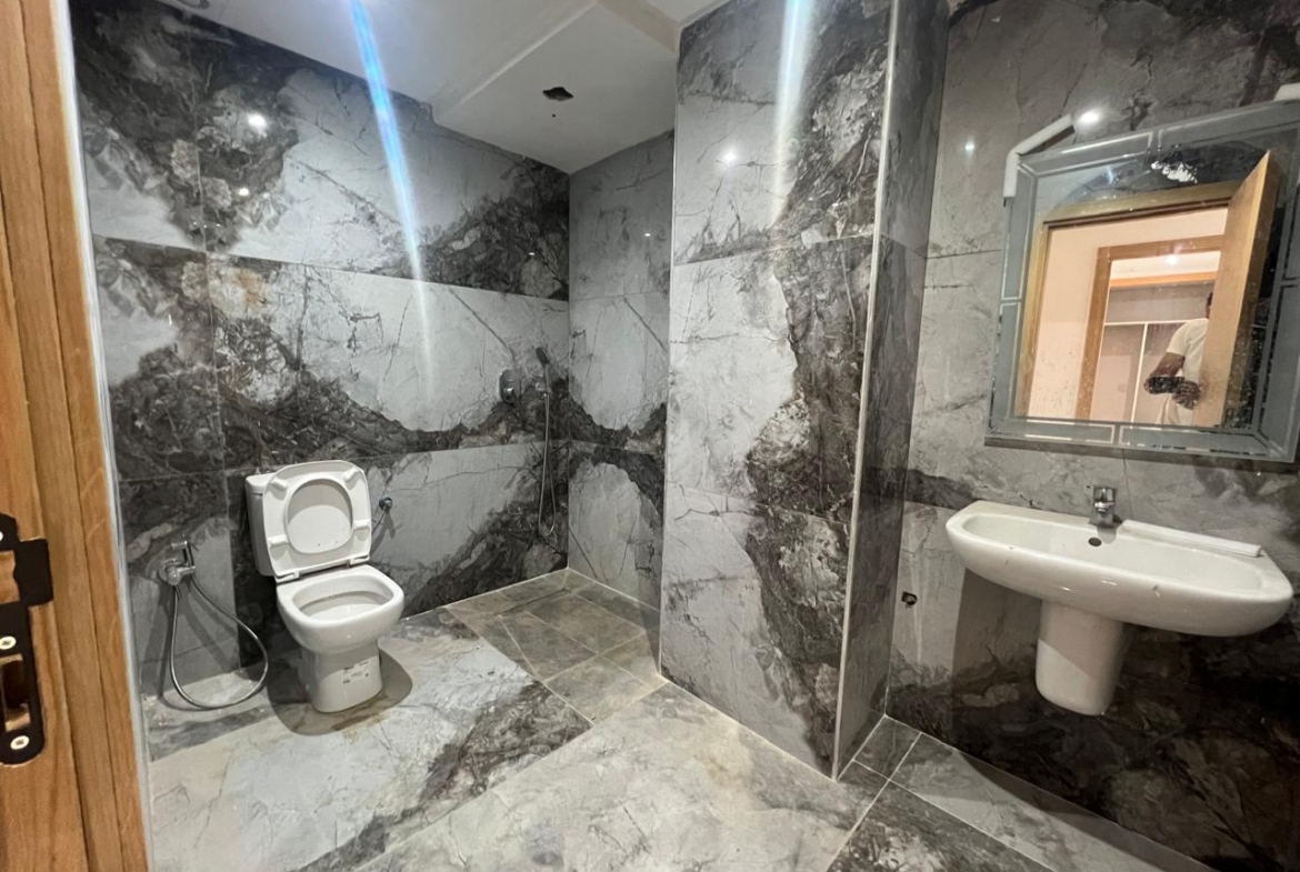 cet appartement Situé dans un immeuble neuf du quartier prisé de Victor Hugo, ce duplex de 146 m² offre un espace de vie spacieux et lumineux avec de belles perspectives.