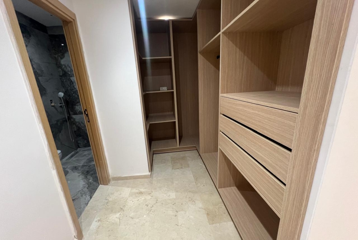 cet appartement Situé dans un immeuble neuf du quartier prisé de Victor Hugo, ce duplex de 146 m² offre un espace de vie spacieux et lumineux avec de belles perspectives.