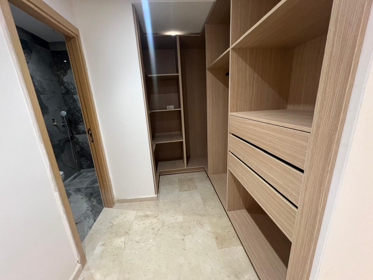 cet appartement Situé dans un immeuble neuf du quartier prisé de Victor Hugo, ce duplex de 146 m² offre un espace de vie spacieux et lumineux avec de belles perspectives.