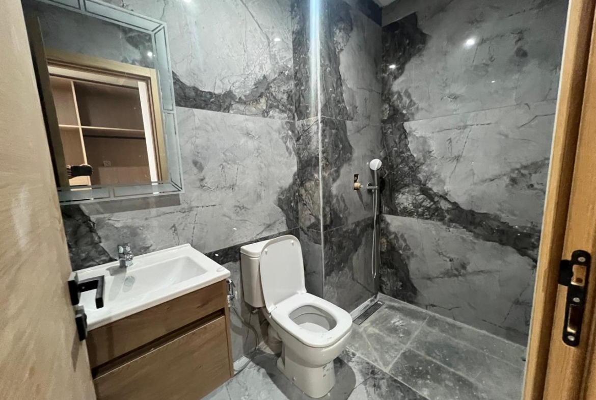 cet appartement Situé dans un immeuble neuf du quartier prisé de Victor Hugo, ce duplex de 146 m² offre un espace de vie spacieux et lumineux avec de belles perspectives.