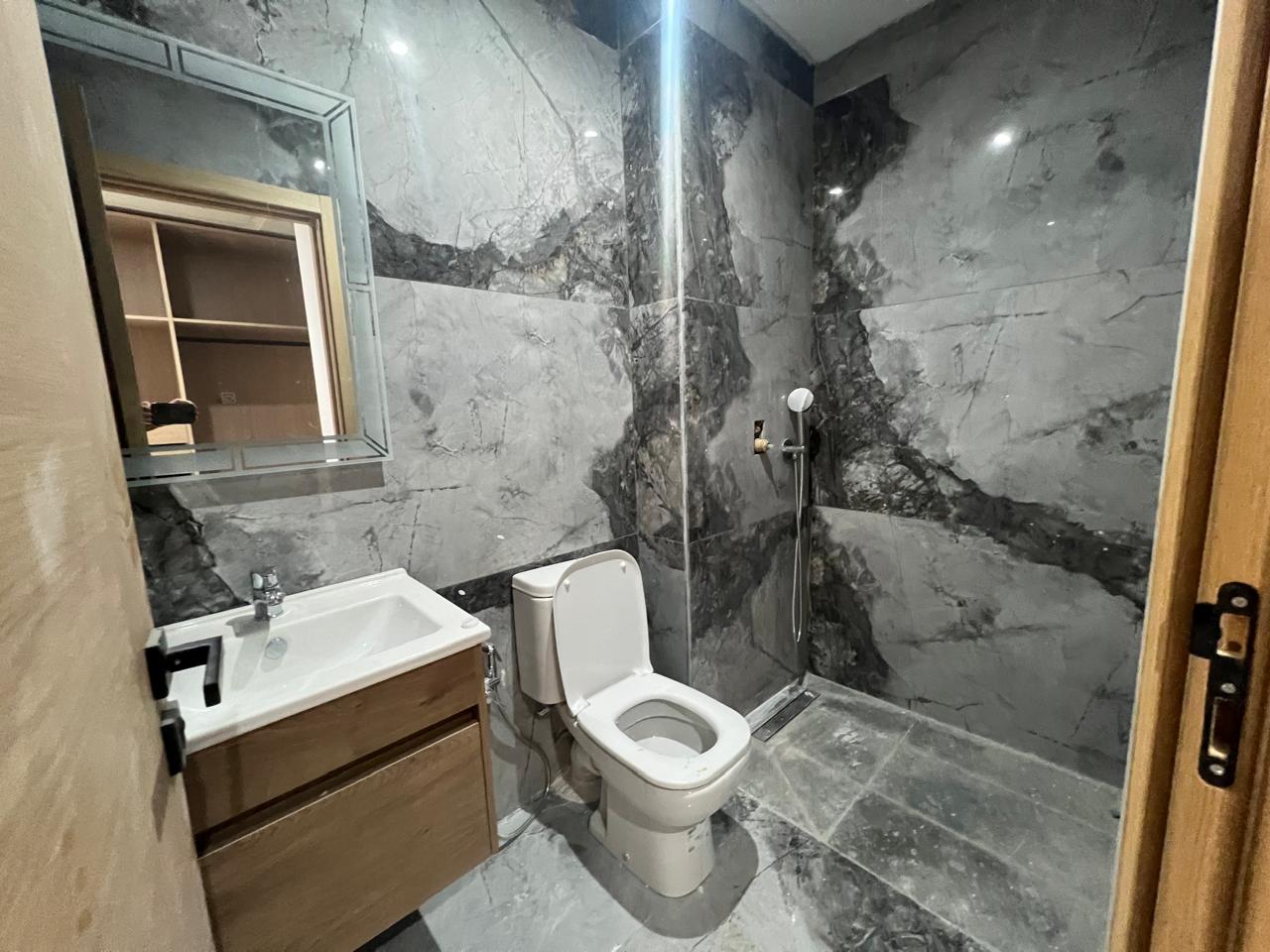 cet appartement Situé dans un immeuble neuf du quartier prisé de Victor Hugo, ce duplex de 146 m² offre un espace de vie spacieux et lumineux avec de belles perspectives.