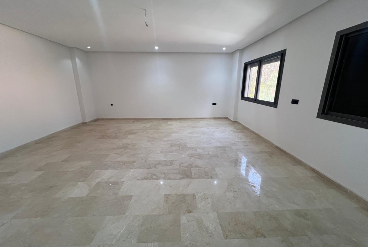cet appartement Situé dans un immeuble neuf du quartier prisé de Victor Hugo, ce duplex de 146 m² offre un espace de vie spacieux et lumineux avec de belles perspectives.