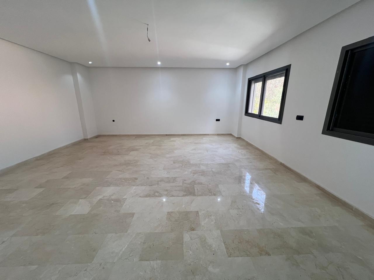 cet appartement Situé dans un immeuble neuf du quartier prisé de Victor Hugo, ce duplex de 146 m² offre un espace de vie spacieux et lumineux avec de belles perspectives.
