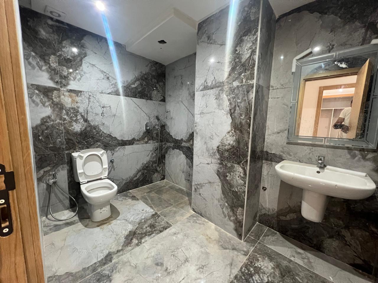cet appartement Situé dans un immeuble neuf du quartier prisé de Victor Hugo, ce duplex de 146 m² offre un espace de vie spacieux et lumineux avec de belles perspectives.