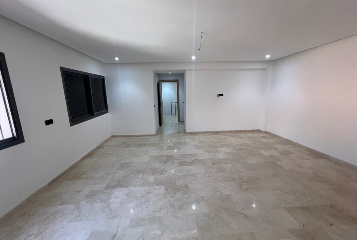 cet appartement Situé dans un immeuble neuf du quartier prisé de Victor Hugo, ce duplex de 146 m² offre un espace de vie spacieux et lumineux avec de belles perspectives.