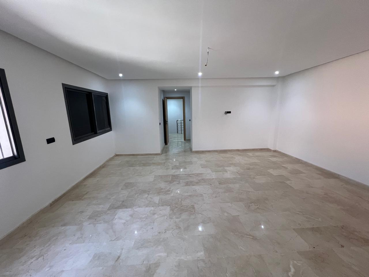 cet appartement Situé dans un immeuble neuf du quartier prisé de Victor Hugo, ce duplex de 146 m² offre un espace de vie spacieux et lumineux avec de belles perspectives.