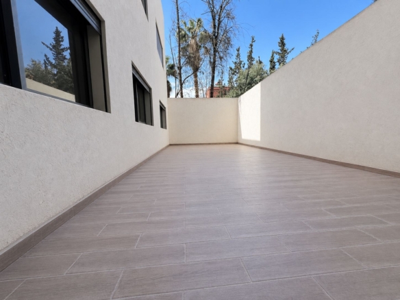 cet appartement Situé dans un immeuble neuf du quartier prisé de Victor Hugo, ce duplex de 146 m² offre un espace de vie spacieux et lumineux avec de belles perspectives.
