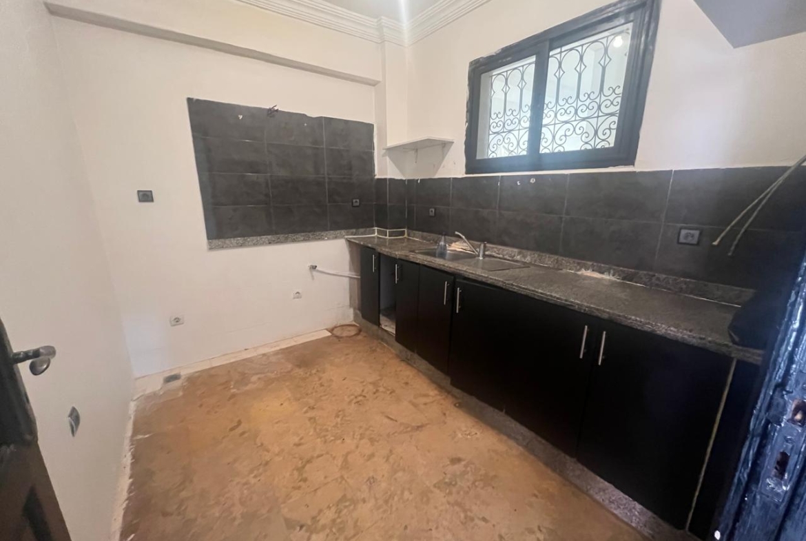 📍 Route de Casablanca : Appartement T3 bien situé rénovation à prévoir