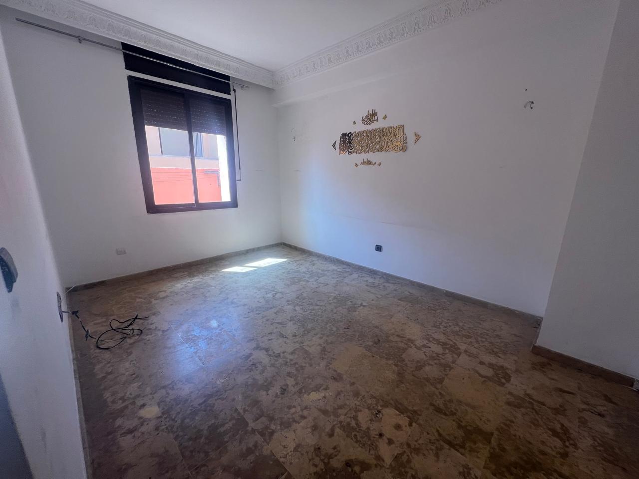 📍 Route de Casablanca : Appartement T3 bien situé rénovation à prévoir