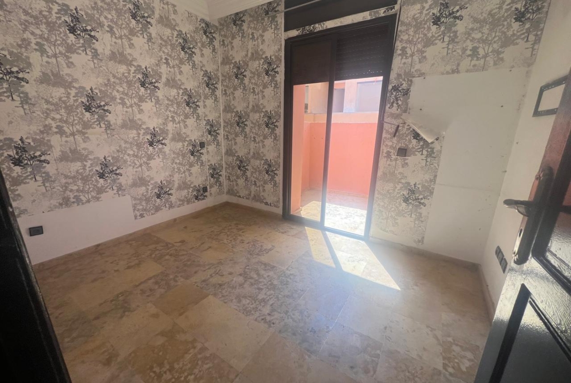📍 Route de Casablanca : Appartement T3 bien situé rénovation à prévoir
