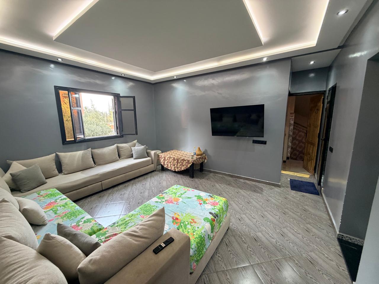 À Seulement 5 min de Guéliz – Maison de Ville avec Local Commercial à Vendre