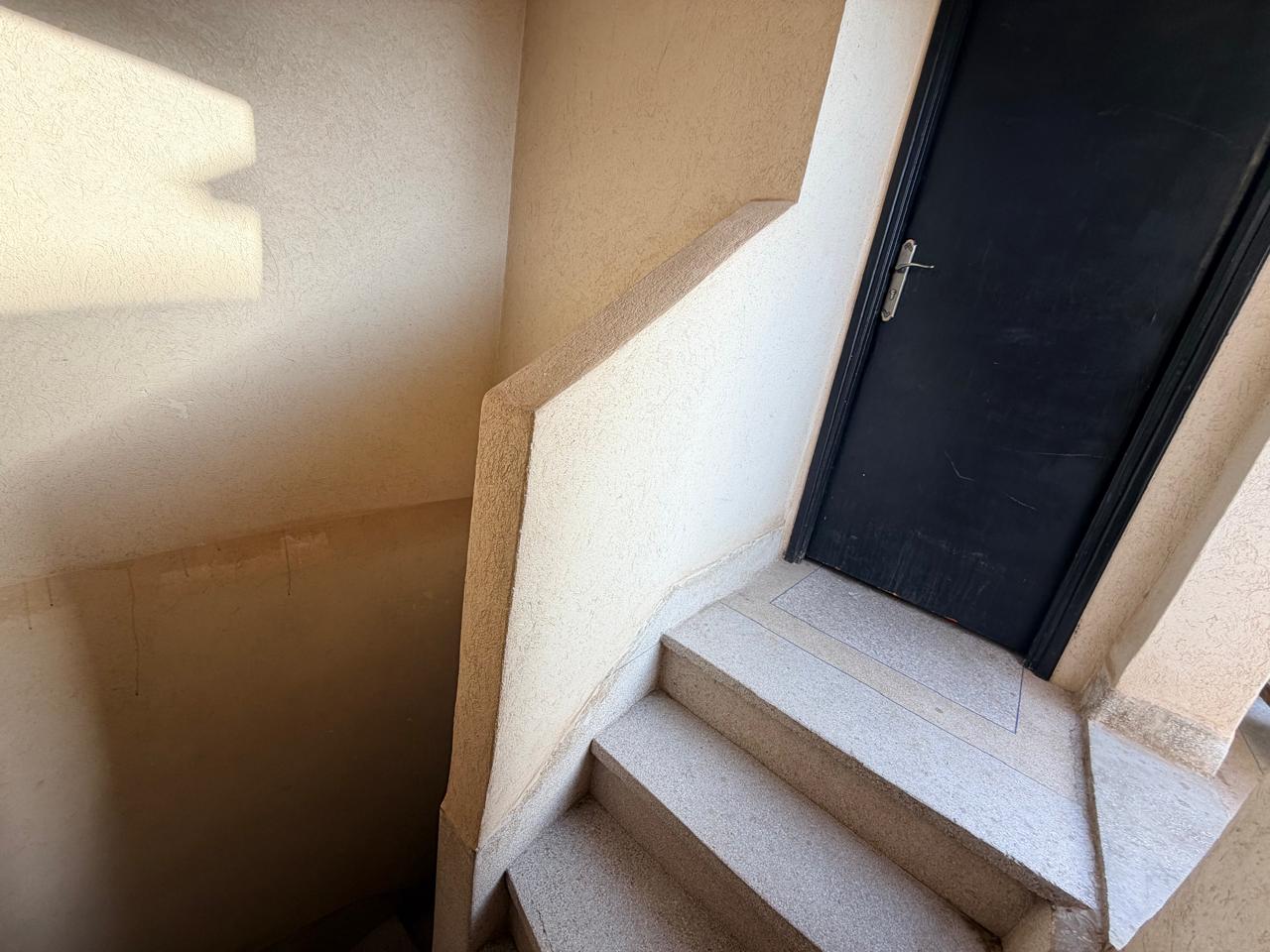 À Seulement 5 min de Guéliz – Maison de Ville avec Local Commercial à Vendre
