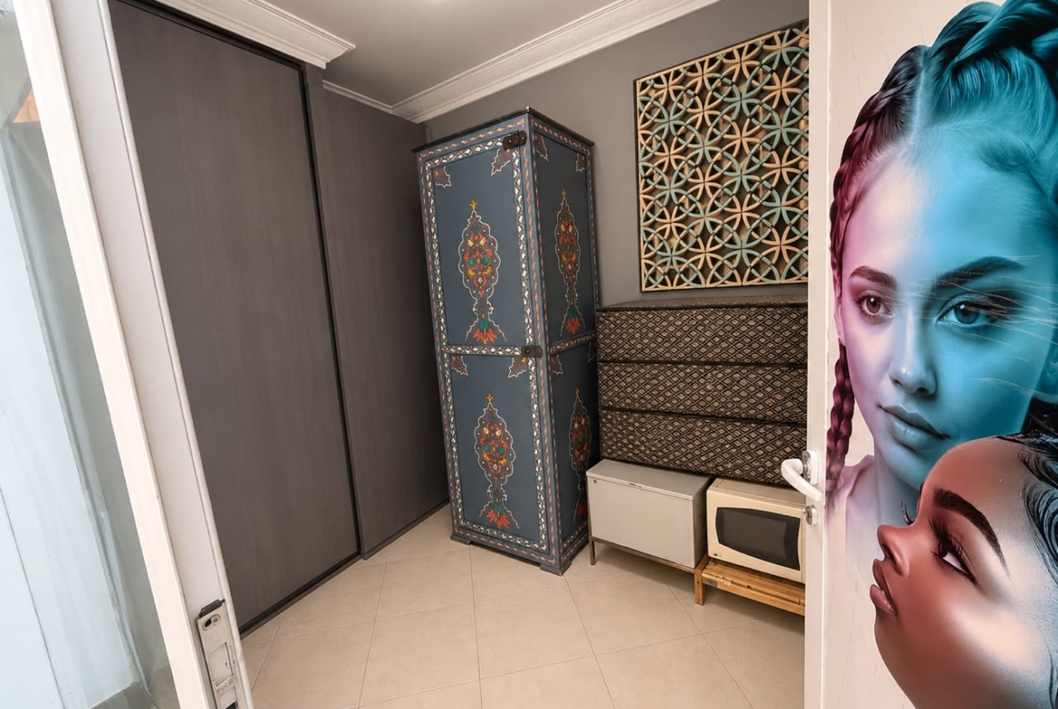 À Seulement 5 min de Guéliz – Maison de Ville avec Local Commercial à Vendre