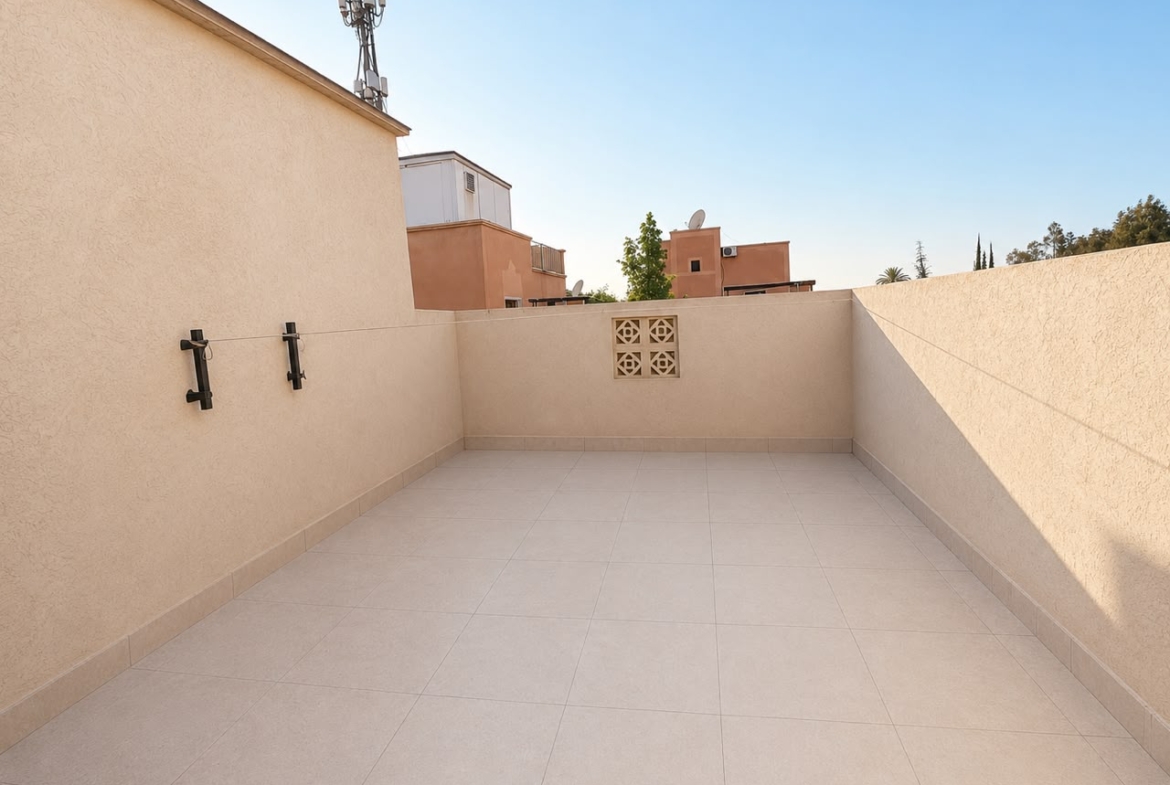 À Seulement 5 min de Guéliz – Maison de Ville avec Local Commercial à Vendre