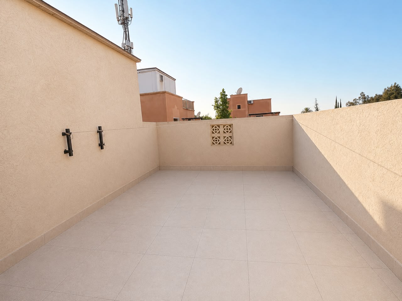 À Seulement 5 min de Guéliz – Maison de Ville avec Local Commercial à Vendre