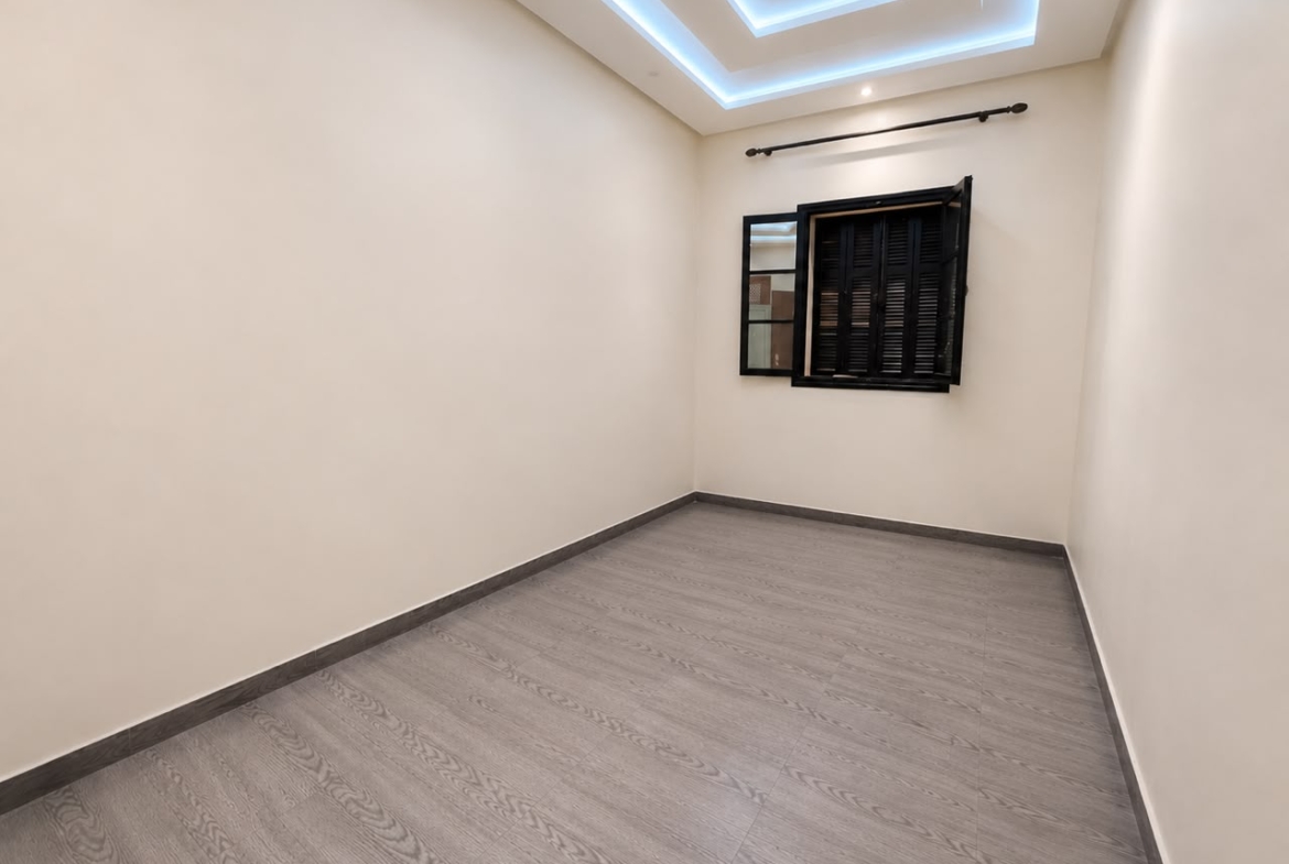 À Seulement 5 min de Guéliz – Maison de Ville avec Local Commercial à Vendre