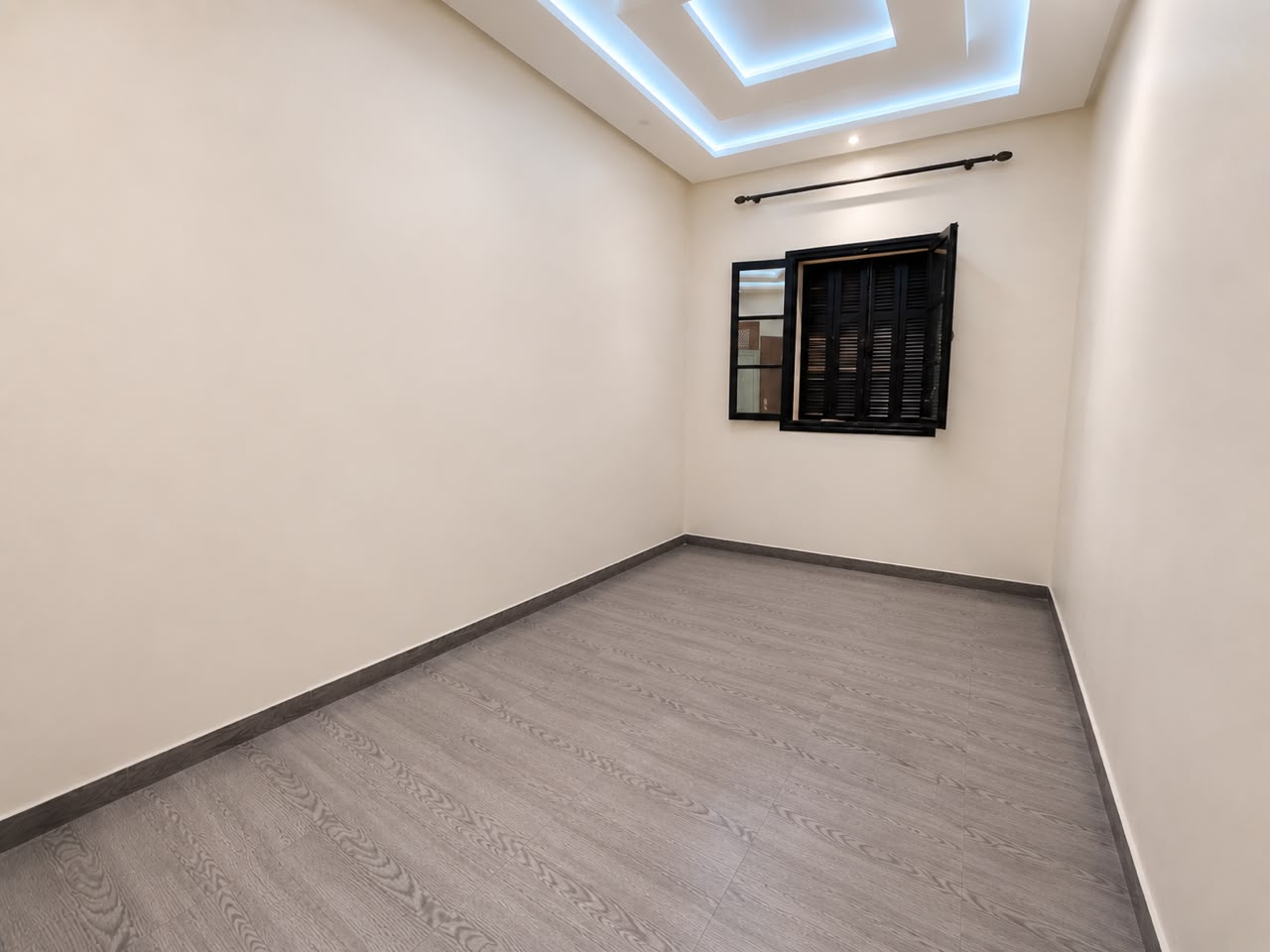 À Seulement 5 min de Guéliz – Maison de Ville avec Local Commercial à Vendre