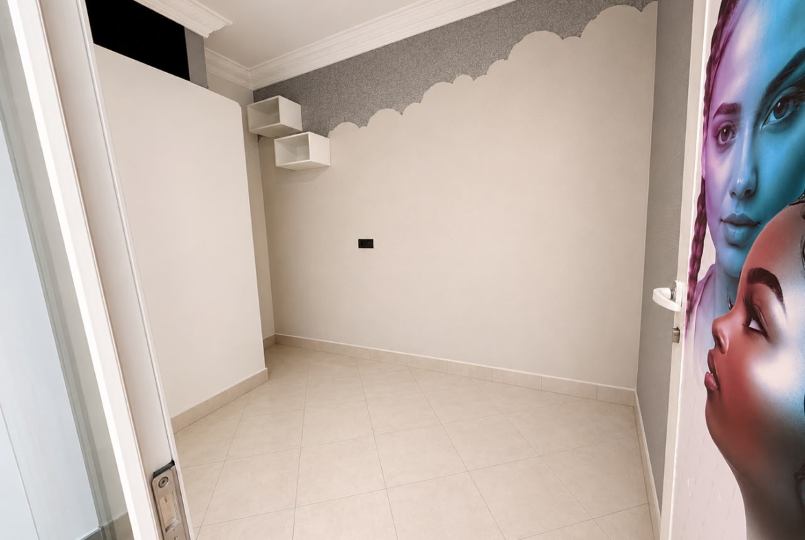 À Seulement 5 min de Guéliz – Maison de Ville avec Local Commercial à Vendre