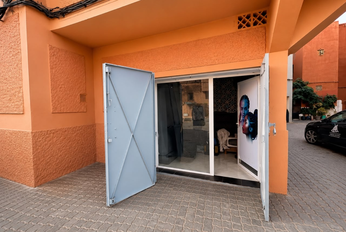 À Seulement 5 min de Guéliz – Maison de Ville avec Local Commercial à Vendre