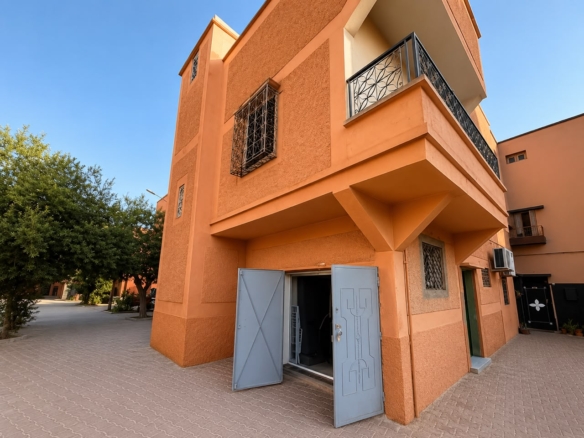 À Seulement 5 min de Guéliz – Maison de Ville avec Local Commercial à Vendre