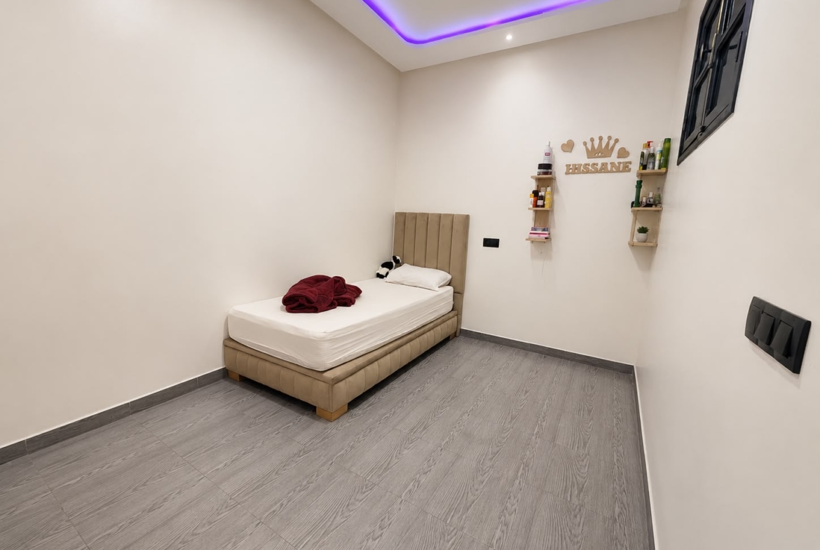 À Seulement 5 min de Guéliz – Maison de Ville avec Local Commercial à Vendre