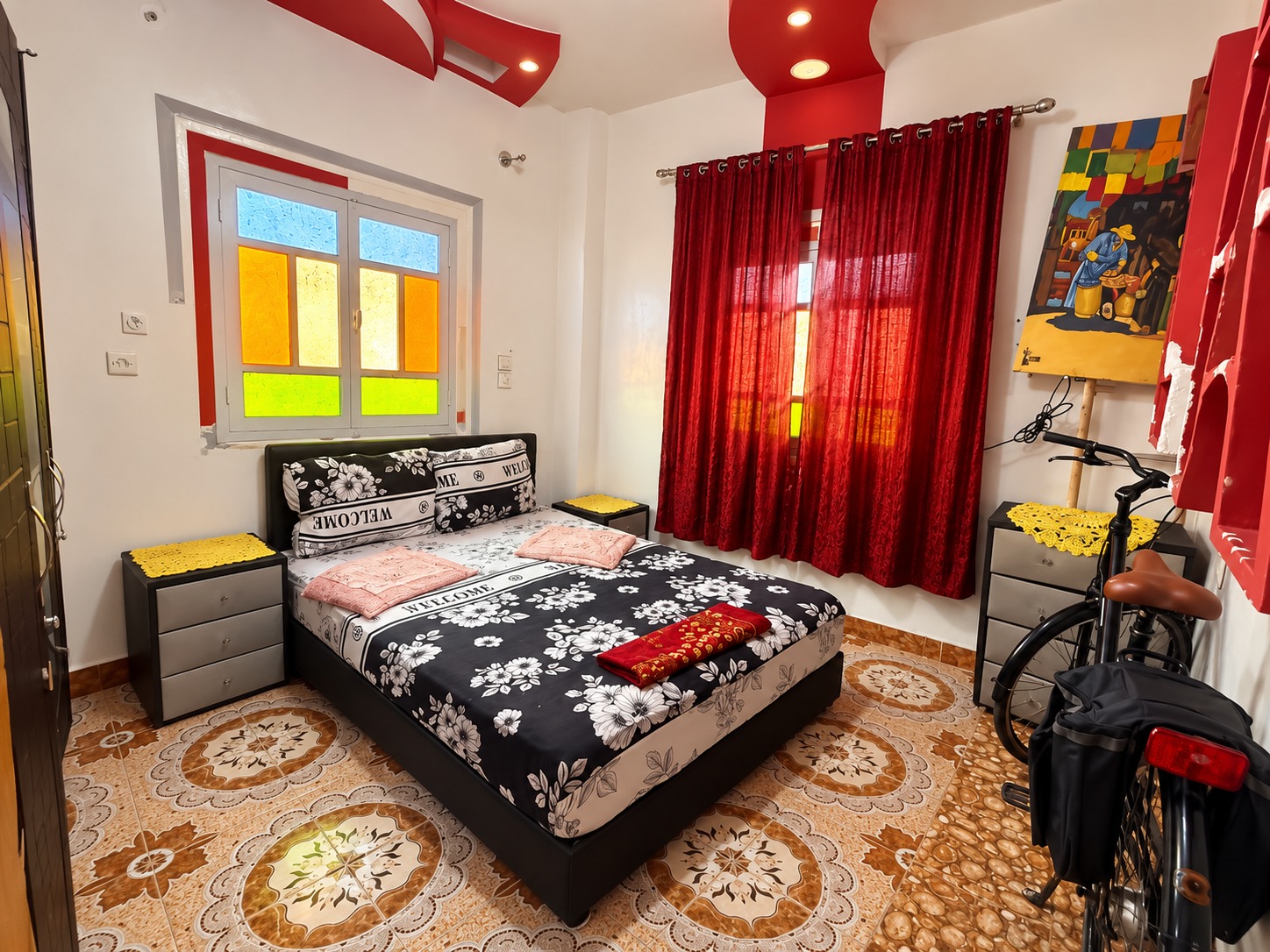 Chambre chaleureuse aux accents rouges et fleuris (1) MAISON TITRÉE 80 m² À VENDRE | SIDI AMARA