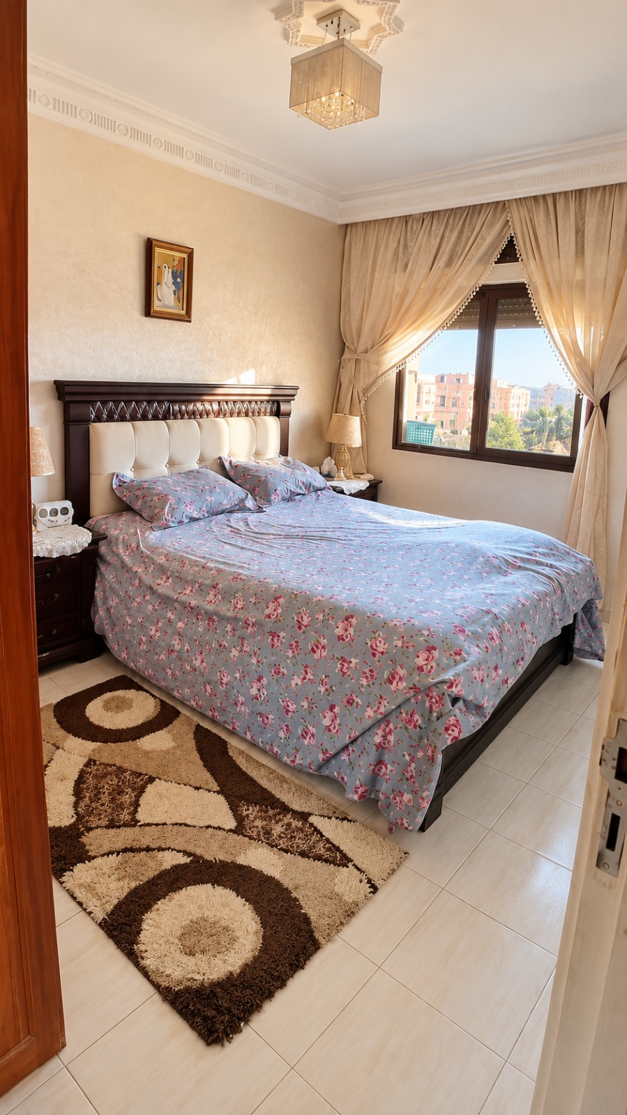 Chambre chaleureuse avec lit fleuri (1) APPARTEMENT À MASSIRA 1 -À VENDRE