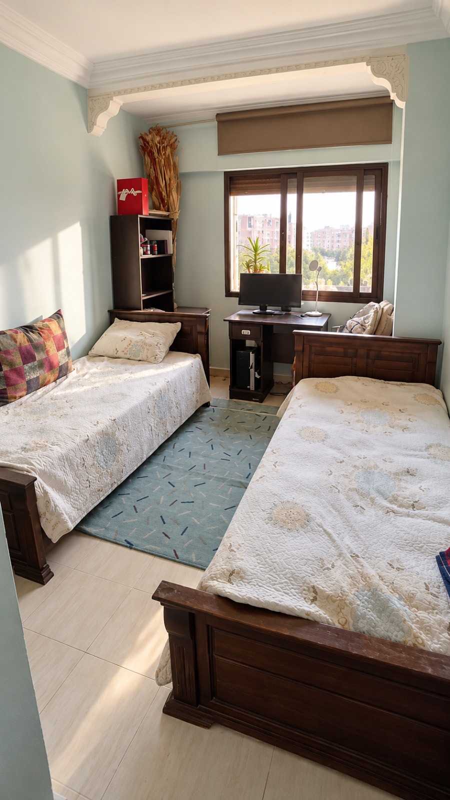 Chambre lumineuse aux deux lits en bois (1) APPARTEMENT À MASSIRA 1 -À VENDRE