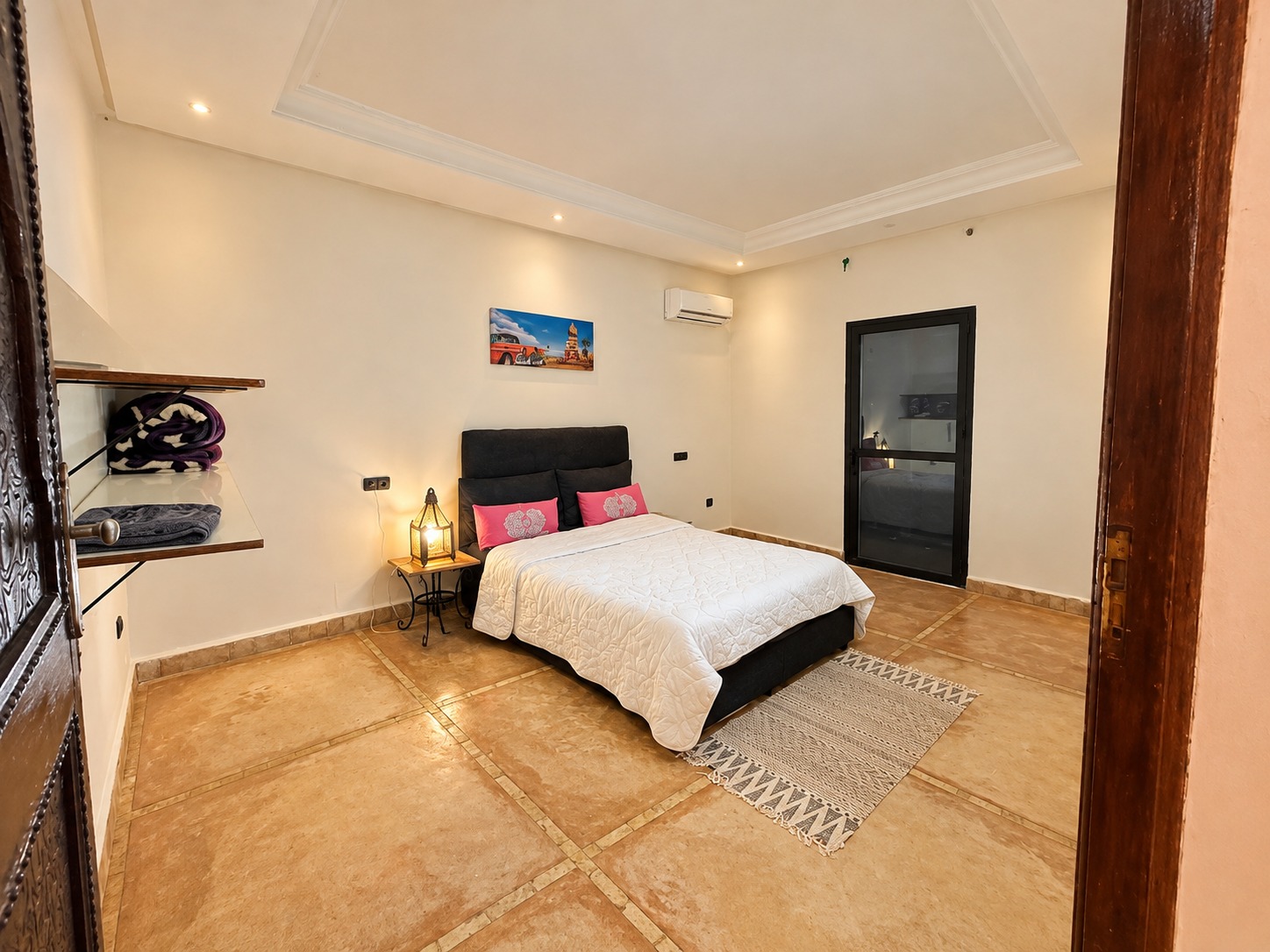 Chambre moderne avec touches marocaines (1) Magnifique Villa de Luxe avec Piscine & Jacuzzi à louer – Route de Fès, à 17 km